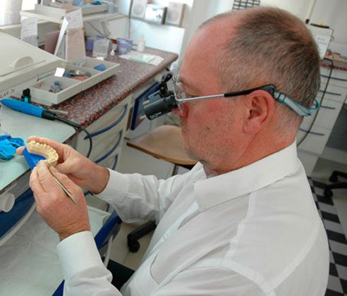 Artur Battenfeld duke punuar në laboratorin dentar